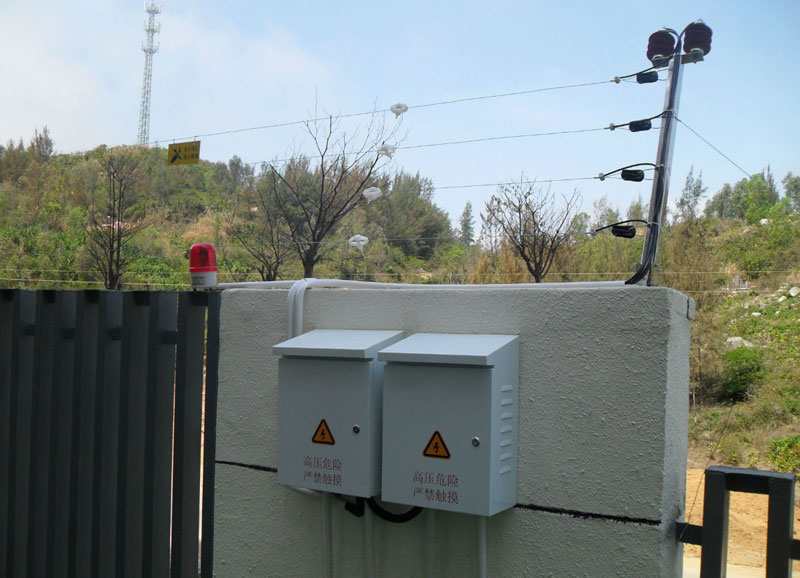How to Distinguish an Electronic Fence from an Electric Grid